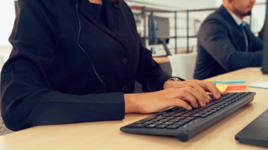 Ofiste çalışan kulaklık takan iş adamları.