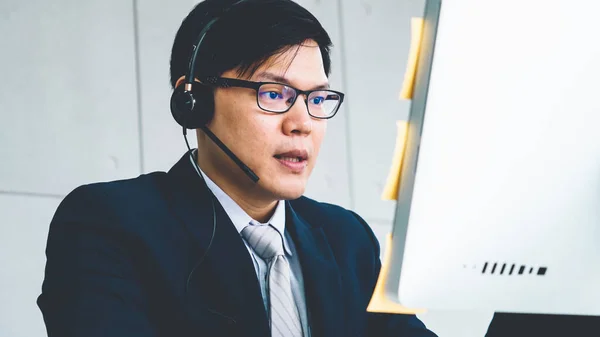 Gente de negocios con auriculares trabajando en la oficina —  Fotos de Stock