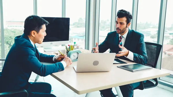 Zwei Geschäftsleute sprechen im Büro über Projektstrategie — Stockfoto