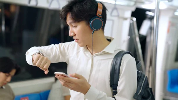 Empresario usando teléfono móvil en tren público — Foto de Stock