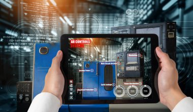 Mühendis akıllı fabrika üretim hattında artırılmış gerçeklik yazılımı kullanıyor