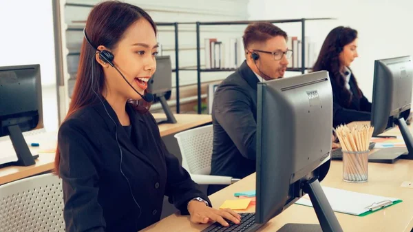 Zakenmensen met een koptelefoon aan het werk — Stockfoto