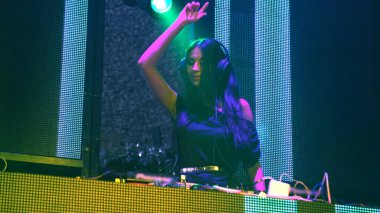DJ disko gece kulübünde tekno müzik eşliğinde sahnede.