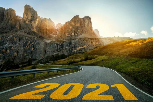 2021 Nouvel An voyage sur la route et concept de vision d'avenir . — Photo