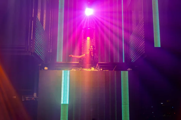 DJ на сцені в диско нічному клубі змішування техно музики б'ється — стокове фото