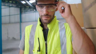 Profesyonel sanayi işçisi fabrikada ya da depoda portre kapatıyormuş.