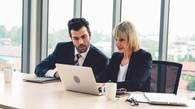 İki iş adamı ofiste proje stratejisi hakkında konuşuyor