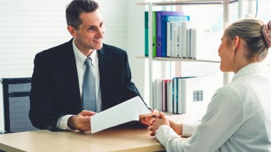 Yöneticiyle iş görüşmesinde iş arayan