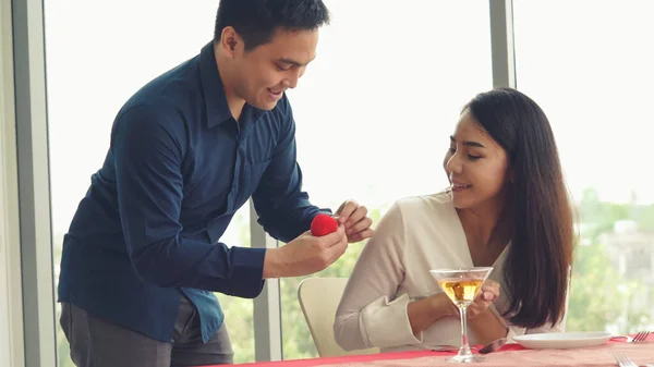 Romantikerpaar beschenkt Liebhaber im Restaurant — Stockfoto