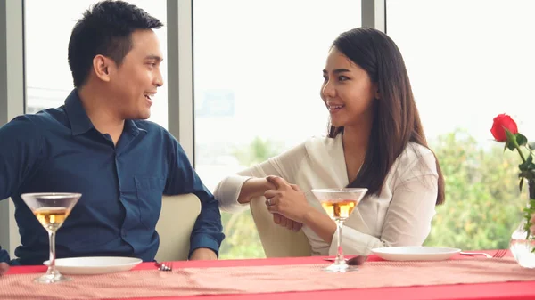 Glückliches romantisches Paar beim Mittagessen im Restaurant — Stockfoto