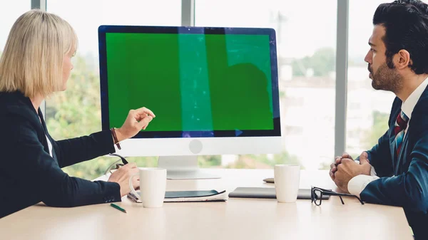 Zakenmensen in de vergaderzaal met groen scherm — Stockfoto