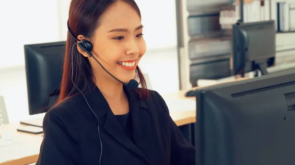 Geschäftsleute mit Headset arbeiten im Büro — Stockfoto