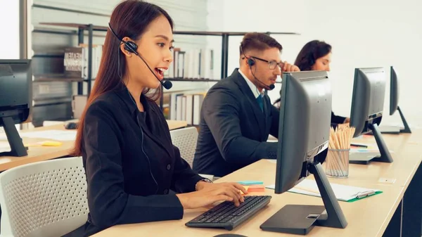 Vezetékes fülhallgatót viselő üzletemberek az irodában — Stock Fotó