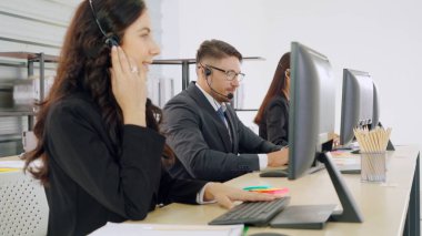 Ofiste çalışan kulaklık takan iş adamları.