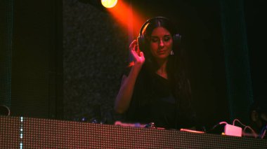 DJ disko gece kulübünde tekno müzik eşliğinde sahnede.