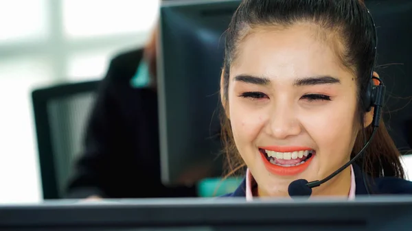 Geschäftsleute mit Headset arbeiten im Büro — Stockfoto