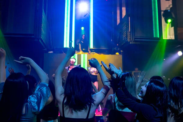 사람들 이 디스코 나이트 클럽에서 디제이 가 무대에서 하는 음악을 들으며 춤을 추고 있습니다 — 스톡 사진