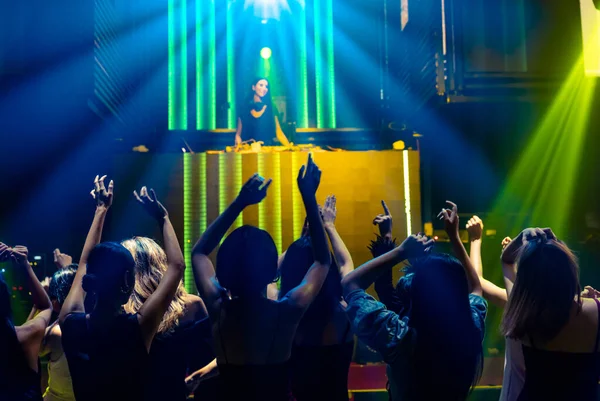 Silueta imagen de la gente bailando en discoteca discoteca con música de DJ en el escenario — Foto de Stock