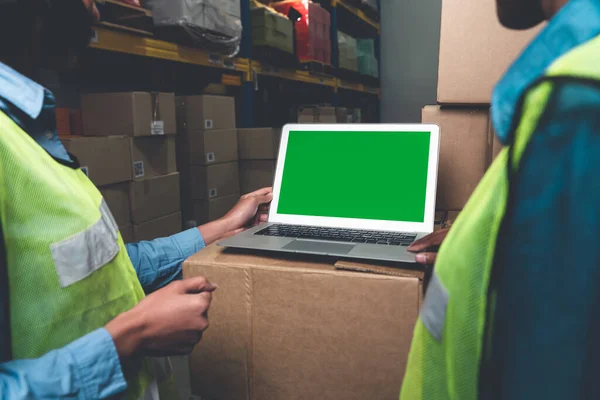 Computador com tela verde na sala de armazenamento do armazém — Fotografia de Stock