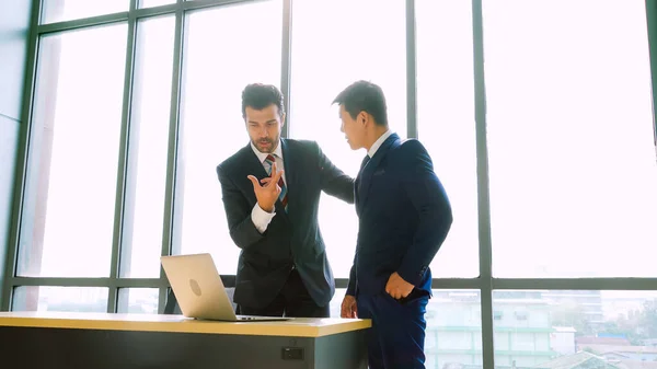 Zwei Geschäftsleute sprechen im Büro über Projektstrategie — Stockfoto