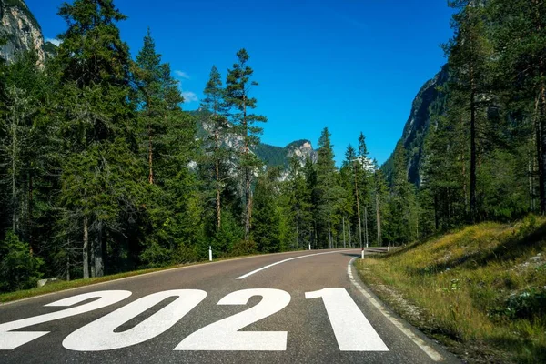 2021 Viaje por carretera de año nuevo y concepto de visión futura . — Foto de Stock