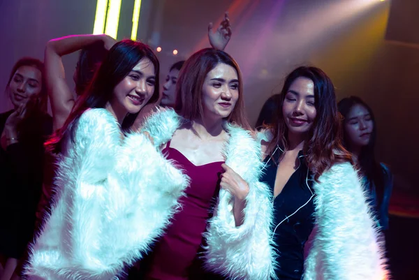 Grupa kobiet przyjaciel zabawy na imprezie w klubie tanecznym — Zdjęcie stockowe