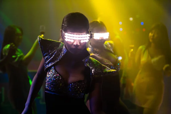 Techno danseuse en boîte de nuit dansant au rythme de la musique de DJ — Photo