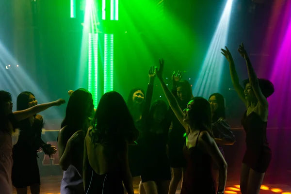 Silhouette Bild von Menschen tanzen in Disco Nachtclub zu Musik von DJ auf der Bühne — Stockfoto