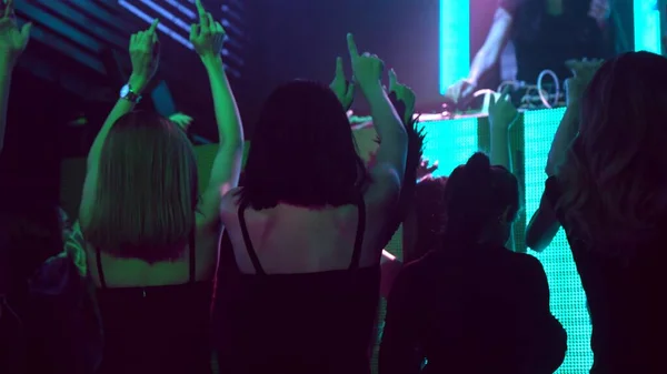 一群人在迪斯科夜总会随着DJ的音乐节拍在舞台上跳舞 — 图库照片