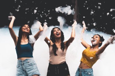 Eğlence ve neşeyle kabarcık havuzunda oynayan kız