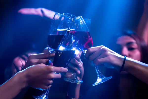 Grupo de pessoas brindam a bebidas na festa no clube de dança — Fotografia de Stock