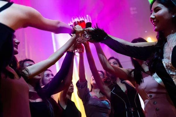 Οι νέοι γιορτάζουν ένα πάρτι, πίνουν και χορεύουν — Φωτογραφία Αρχείου
