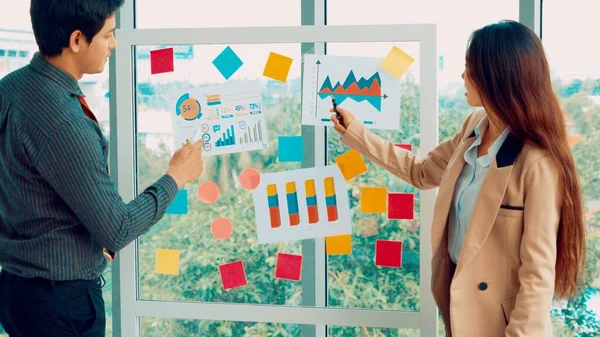 Business people work on project planning board — Stock fotografie