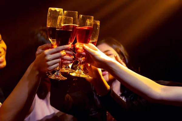 Grupo de pessoas brindam a bebidas na festa no clube de dança — Fotografia de Stock