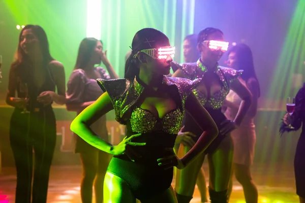 Bailarina Tecno en discoteca bailando al ritmo de la música de DJ — Foto de Stock