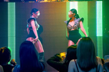 Gece kulübünde DJ 'in müziğiyle dans eden tekno dansçı.