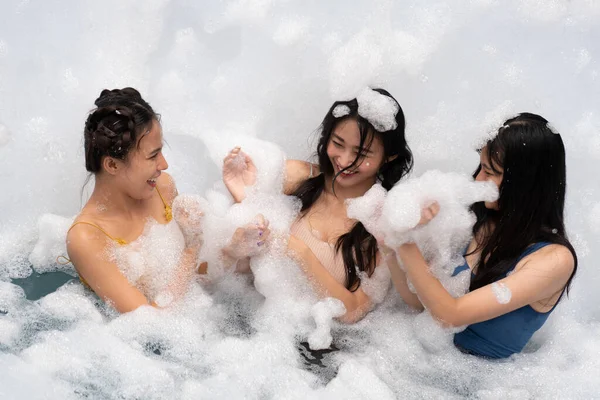 Chica jugando en la piscina de burbujas con diversión y alegría — Foto de Stock