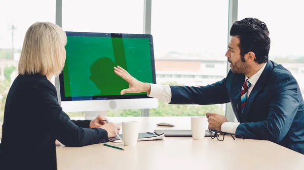 Affärsmän i konferensrummet med grön skärm — Stockfoto