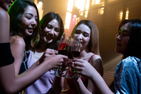 Jóvenes celebrando una fiesta, beber y bailar —  Fotos de Stock