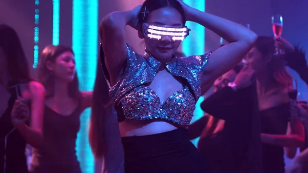 Grupo de personas bailan en discoteca al ritmo de la música de DJ en el escenario —  Fotos de Stock