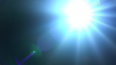 Disko için spot ışığı ya da kameraya doğru parlayan konser ışığı