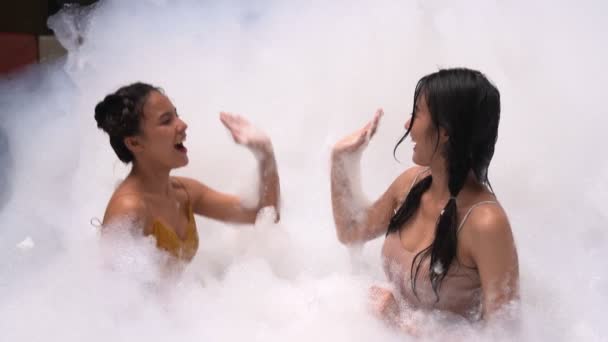 Flicka leker i bubbelpool med nöje och glädje — Stockvideo