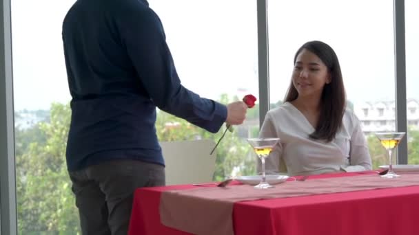 Un cuplu romantic fericit care mănâncă prânzul la restaurant — Videoclip de stoc