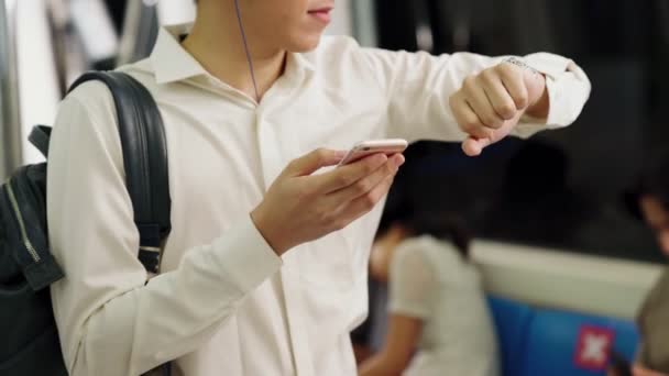 Empresário que utiliza telemóvel no comboio público — Vídeo de Stock