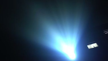 Disko için spot ışığı ya da kameraya doğru parlayan konser ışığı