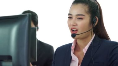 Ofiste çalışan kulaklık takan iş adamları.