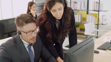 Ofiste çalışan kulaklık takan iş adamları.