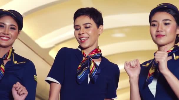 Awak kabin menari dengan sukacita di pesawat terbang — Stok Video