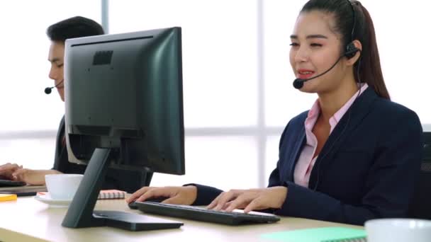 Gente de negocios con auriculares trabajando en la oficina — Vídeo de stock