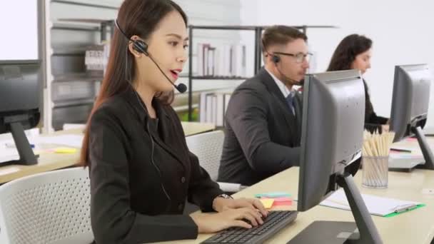 Gente de negocios con auriculares trabajando en la oficina — Vídeos de Stock